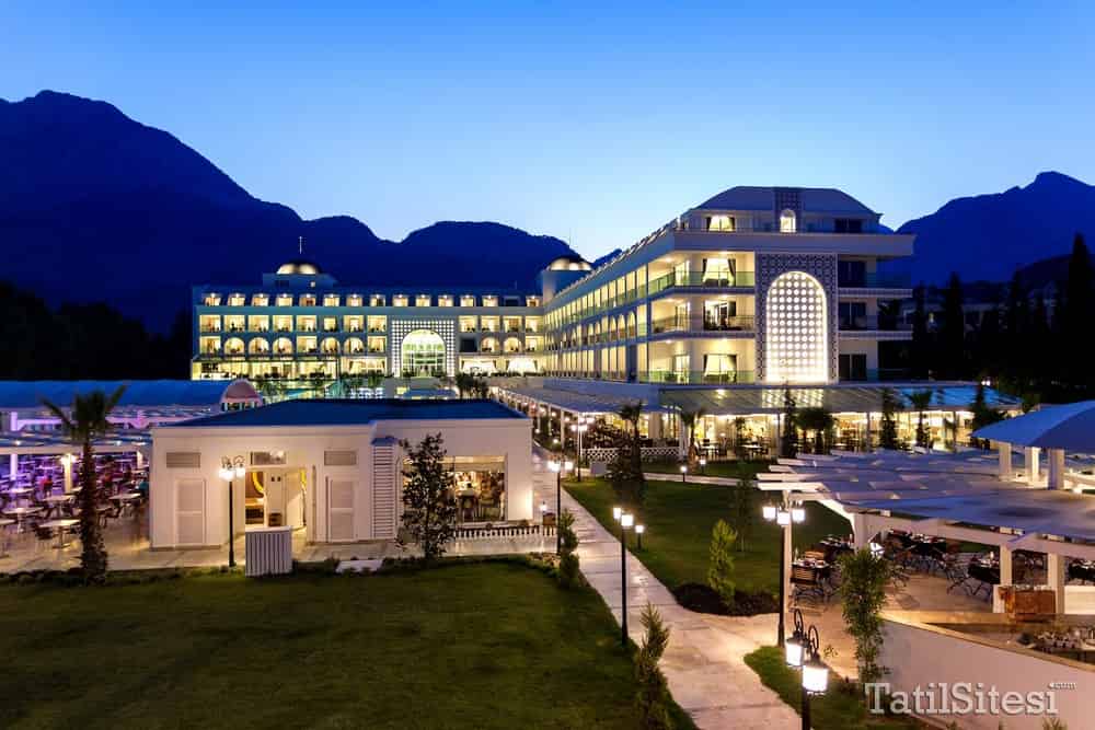Karmir Hotel Resort & Spa